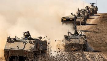 آليات عسكرية إسرائيلية على حدود غزة أمس (جاك كوز/فرانس برس)