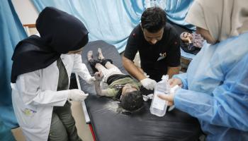 طفل مصاب بسبب القصف الإسرائيلي نقل إلى مستشفى الأقصى للعلاج (أشرف عمرة/ الأناضول)