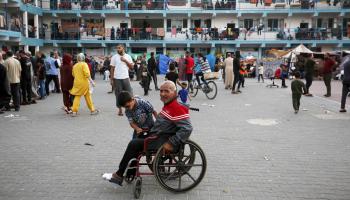 أشخاص ذوو إعاقة نازحون في غزة (أشرف أبو عمرة/الأناضول)