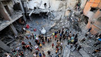 فلسطينيون ودمار في غزة وسط طوفان الأقصى (محمود الهمص/ فرانس برس)