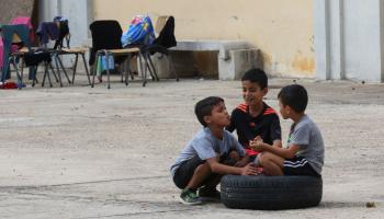 أطفال نازحون في مركز إيواء في جنوب لبنان (محمود الزيات/ فرانس برس)