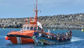 قارب مهاجرين ومركب إنقاذ قبالة سواحل جزر الكناري (فرانس برس)