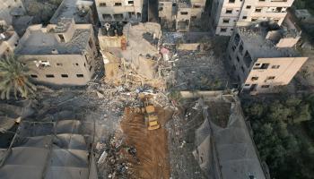 منظر علوي للدمار الذي سببته الغارات الإسرائيلي على دير البلح في غزة، أمس الثلاثاء (Getty)