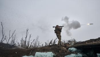 جندي أوكراني على تخوم باخموت، الأربعاء (كوستيا ليبيروف/Getty)