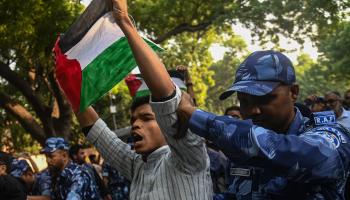 الشرطة الهندية تعتقل متظاهراً متضامناً مع فلسطين (Getty)