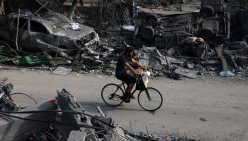 في أعقاب القصف الإسرائيلي على رفح جنوبيّ قطاع غزة (سعيد خطيب/ فرانس برس)