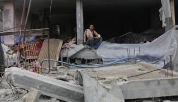 فلسطيني في قطاع غزة وسط الدمار (أشرف أبو عمرة/ الأناضول)