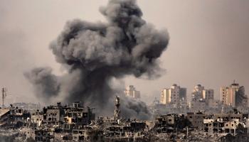 مشهد دخان قصف إسرائيلي على غزة (فاضل سنّا/ فرانس برس)