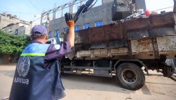 عامل أونروا في قطاع غزة (أحمد زقوت/ Getty)