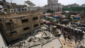 بحث عن ناجين أو شهداء بعد القصف الإسرائيلي على خان يونس في غزة، أمس الثلاثاء، (Getty)