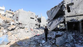 مبان مدمّرة في غزة، أمس (أحمد حسب الله/Getty)