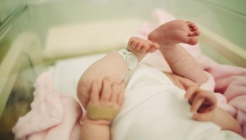 طفلة مولودة جديدة في بريطانيا (سالي أنسكومب/ Getty)