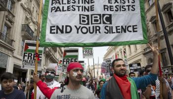 متظاهرون في لندن ينددون بتغطية "بي بي سي" للعدوان على غزة عام 2014 (Getty)