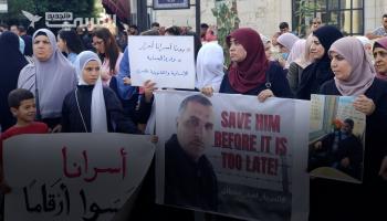 تظاهرة لأهالي أسرى فلسطينيين في سجون الاحتلال: نطالب بحماية أبنائنا