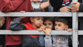 أطفال فلسطينيون يصِلون مع عائلاتهم إلى جنوبَي غزّة، 12 تشرين الثاني/ نوفمبر 2023 (Getty)