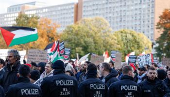 الشرطة الألمانية تطوّق متظاهرين داعمين للقضية الفلسطينة في برلين، 4 تشرين الثاني/ نوفمبر 2023 (Getty)