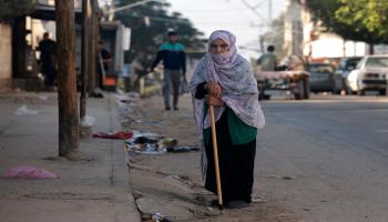 فلسطينية في أحد شوارع رفح جنوب قطاع غزّة في 18/ 11/ 2023 (فرانس برس)
