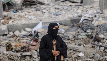  فلسطينية تتفقّد الدمار في قرية خزاعة شرق خانيونس جنوبيّ قطاع غزّة في 27/ 11/ 2023 (فرانس برس