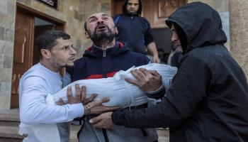 يبكون وهم يحملون جثة لطفل سقط بسبب القصف الإسرائيلي في خانيونس جنوبيّ قطاع غزّة في 22/11/2023 (Getty