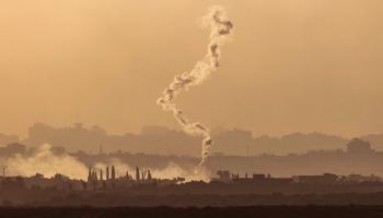 دخان يتصاعد من قطاع غزّة بعد قصف إسرائيلي في 8/ 11/ 2023 (فرانس برس)