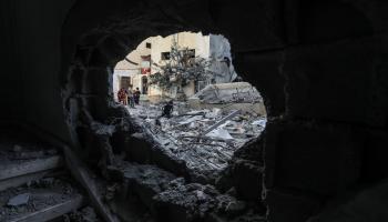طفل بين أنقاض منزل مدمّر بسبب القصف الإسرائيلي في رفح جنوبي قطاع غزّة في 22/ 11/ 2023 (الأناضول)