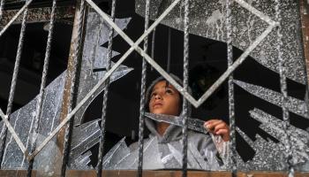 طفل فلسطيني ينظر من خلال نافذة مكسورة إثر الهجمات الإسرائيلية على رفح، 15 الشهر الجاري (Getty)..jpg