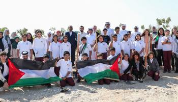 طلاب مؤسسة قطر يغرسون أشجار الزيتون في "حديقة غزة" (مؤسسة قطر)