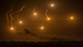 قنابل مضيئة فوق قطاع غزة في 7/ 11/ 2023 (فرانس برس)