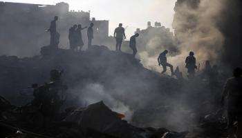 يبحثون عن الضحايا والناجين بين أنقاض مبان دمرها قصف إسرائيلي على مخيم البريج في 2/ 11/ 2023 (الأناضول)