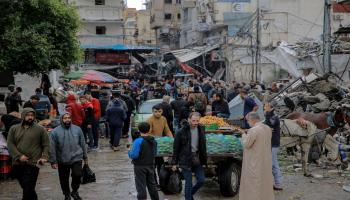فلسطينيون يتسوّقون في اليوم الرابع من الهدنة في مدينة غزّة في 27/ 11/ 2023 (فرانس برس)