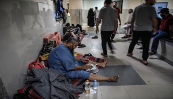 يفترشون الممرات داخل مستشفى النصر غرب غزة في 8/ 11/ 2023 (الأناضول)