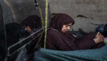 امرأة فلسطينية تجلس في مستشفى النصر غرب غزة هرباً من القصف الإسرائيلي في 8/ 11/ 2023 (الأناضول)