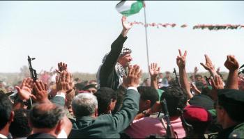 استقبال ياسر عرفات عند معبر رفح بعد دخوله إلى فلسطين في 1/ 7/ 1994 (فرانس برس)