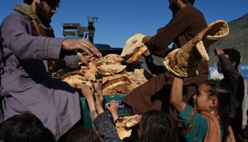 توزيع خبز في مخيم لأفغان عائدين من باكستان (وكيل كوشار/ فرانس برس)