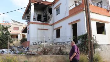 منزل قصفته إسرائيل في بلدة علما الشعب اللبنانية (فرانس برس)