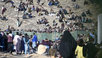 إجراءات تسجيل اللاجئين الأفغان العائدين من باكستان (وكيل كوشار/ فرانس برس)