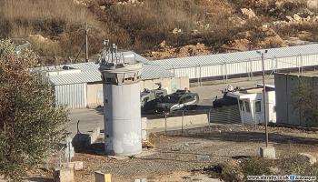 قوات الاحتلال عند الحاجز المؤدي لسجن "عوفر" (العربي الجديد)
