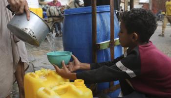 أزمة مياه وسط العدوان الإسرائيلي على غزة (حاتم علي/ أسوشييتد برس)