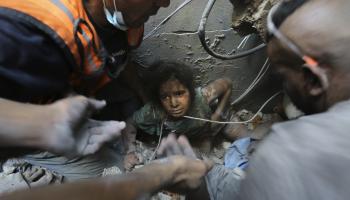 إنقاذ طفلة من تحت الأنقاض في جباليا في غزة (عبد خالد/ أسوشييتد برس)