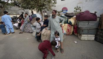 مهاجرون أفغان في باكستان في انتظار نقلهم إلى أفغانستان (فريد خان/ أسوشييتد برس)