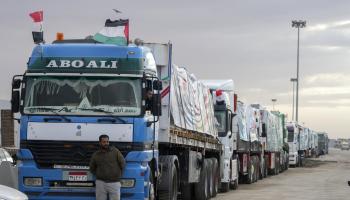 شاحنات مساعدات مخصصة لقطاع غزة بالقرب من الجانب المصري من معبر رفح (عمر نبيل/ أسوشييتد برس)