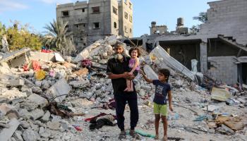 إنهم يبحثون عن عائلاتهم  في غزة تحت أنقاض المنازل (getty)