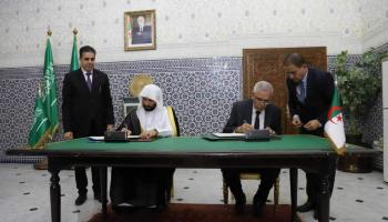 وزيري العدل الجزائري والسعودي خلال التوقيع على الاتفاق (فيسبوك)