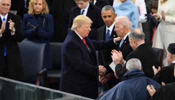 مصافحة بين ترامب وبايدن في يوم تنصيب الأول رئيساً، 20 يناير 2017 (جوناثان نيوتون/Getty)