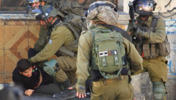 جنود الاحتلال يعتقلون طفلاً فلسطينياً في الخليل في الضفة الغربية المحتلة (عامر الشلودي/الأناضول)