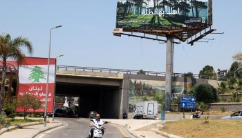 إعلان يرحب بزائري لبنان من حملة لوزارة السياحة العام الماضي (أنور عمرو/فرانس برس)