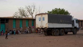 نازحون سودانيون في السودان وتظهر شاحنة للأمم المتحدة (فرانس برس)