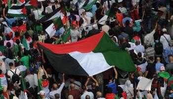 القضية الفلسطينية حاضرة بقوة في الشارع الجزائري (الأناضول)