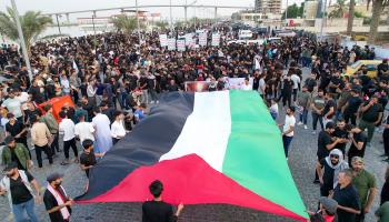 رفع العلم الفلسطيني في البصرة دعما لفلسطين (حيدر محمد علي/Getty)