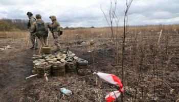 جنود وعملية إزالة ألغام في أوكرانيا (Getty)